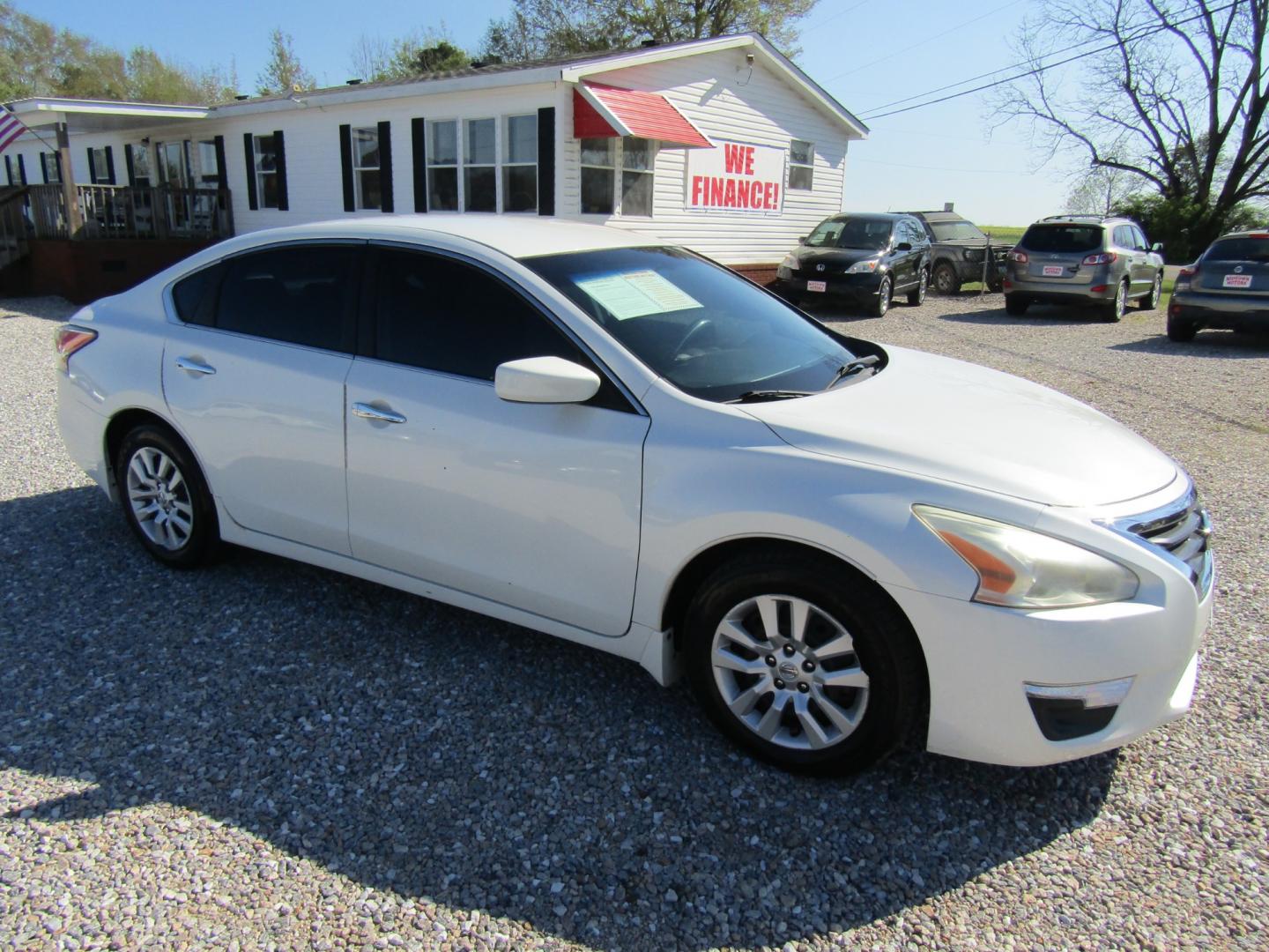 2014 White Nissan Altima 2.5 SL (1N4AL3AP8EN) with an 2.5L L4 DOHC 16V engine, Automatic transmission, located at 15016 S Hwy 231, Midland City, AL, 36350, (334) 983-3001, 31.306210, -85.495277 - Photo#0